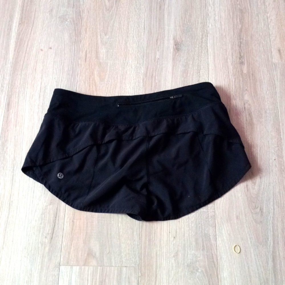 black Lululemon athletica 2.5 inseam speed ups